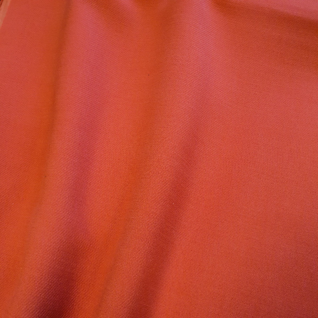 Kostüümiriie erepunane (viskoos ja vill), laius 140cm. 