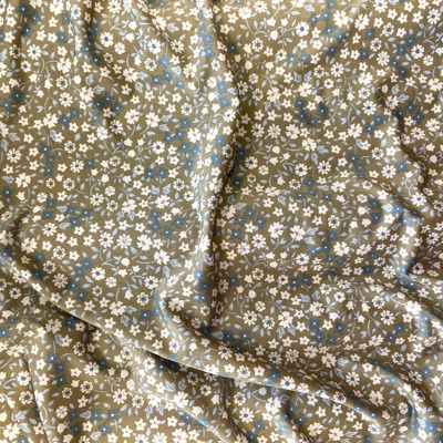 Trikotaažkangas polüester, rohekal sin-valged väikesed lilled, laius 145cm.