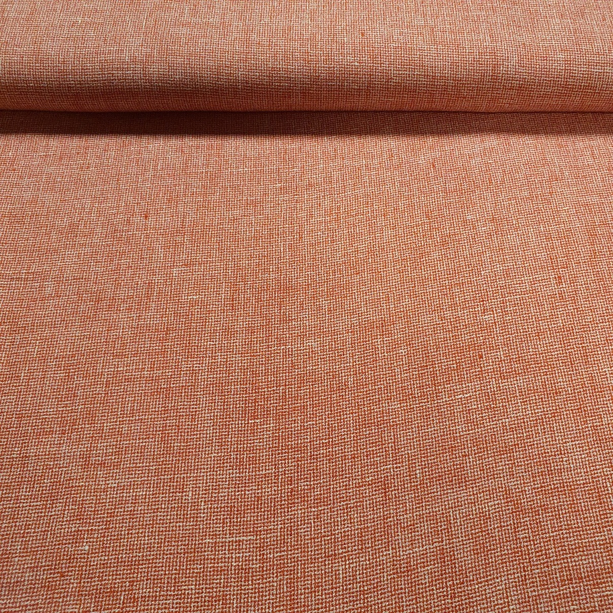 Linane kleidi- või kostüümiriie, punase-valge kirjukoeline, laius 152cm.