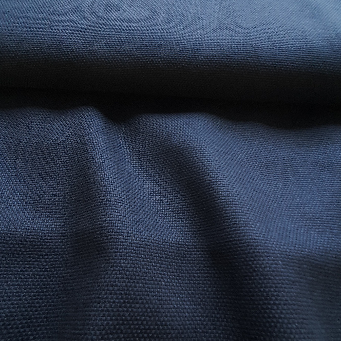 Linane kostüümi- või kleidiriie, mis on paksem ja jämedama koemustriga, sinine, laius 138cm.