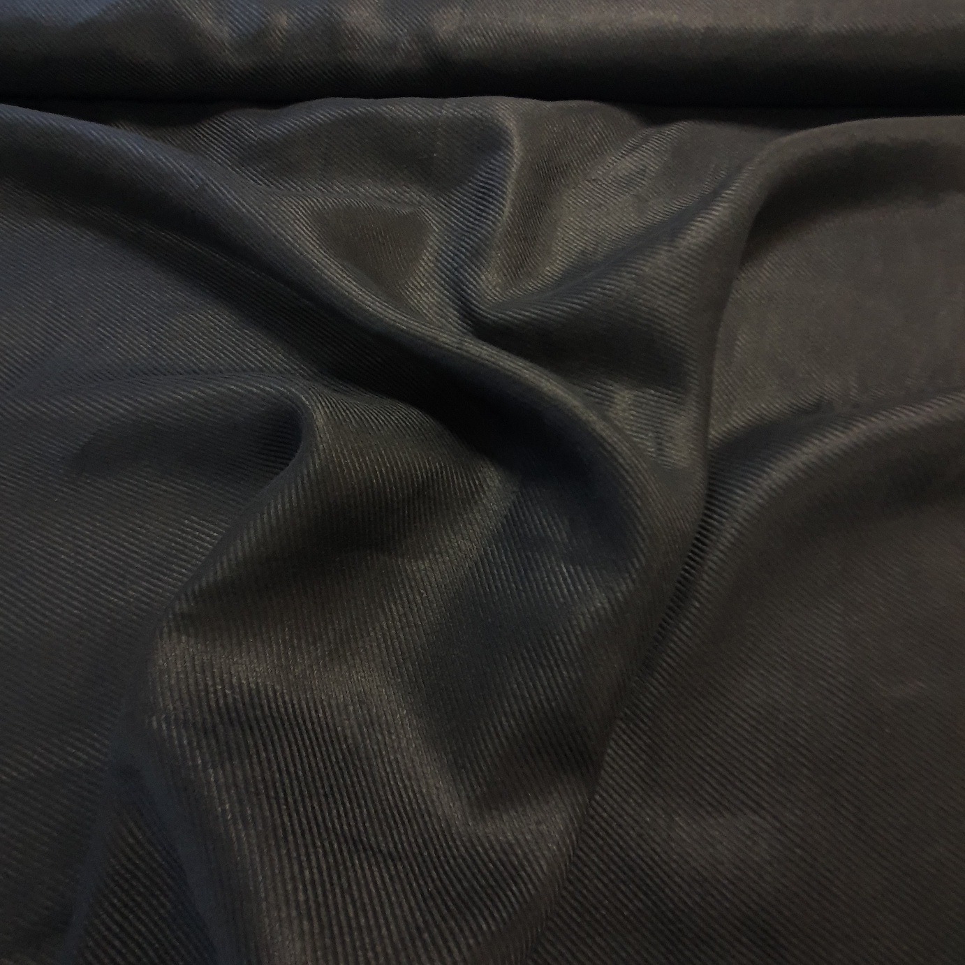 Siidi sisaldusega luksuslik kostüümiriie, must,  tvillkoeline, laius 150cm.
