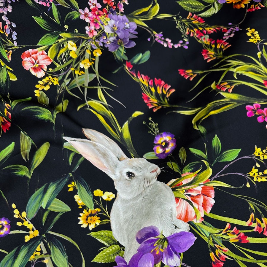 Siid stretch, mustal lilled ja jänesed, laius 122 cm