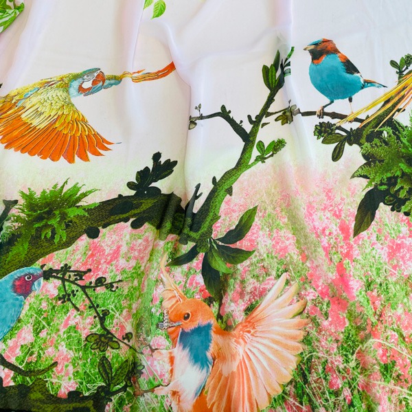 Kleidiriie šifoon, õrnroosal põhjal linnuporte, laius 140 cm