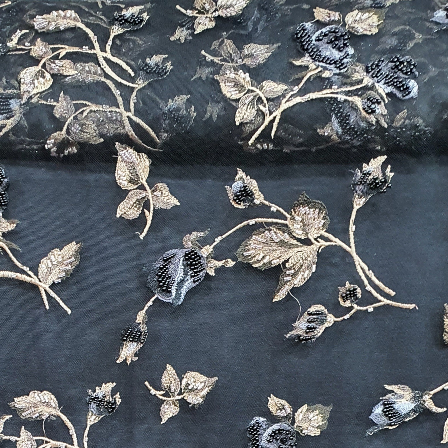 Pits pärlitega, beež lilltikand mustal tüllil, mustade pärlitega, laius 128cm;