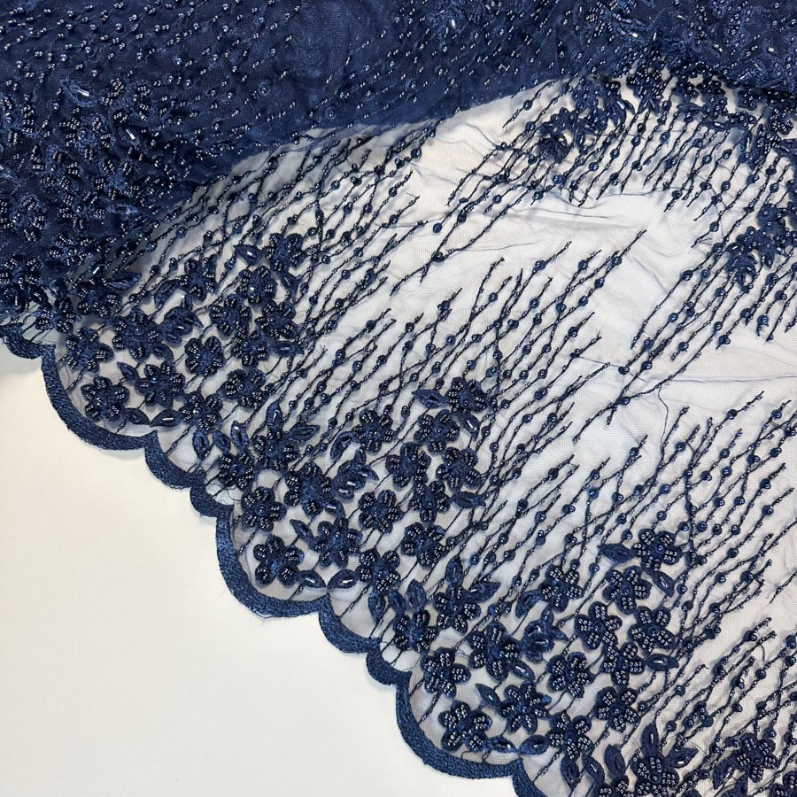 Tikitud pärlipits tumesinine, identsete sakiliste äärtega, laius 120cm