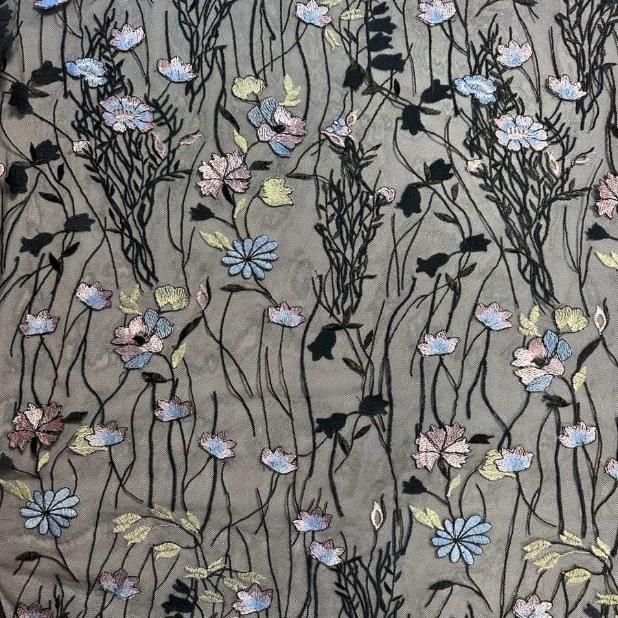 Must tüllpits lilltikandiga, tikandi laius 130cm, tüll 145cm.