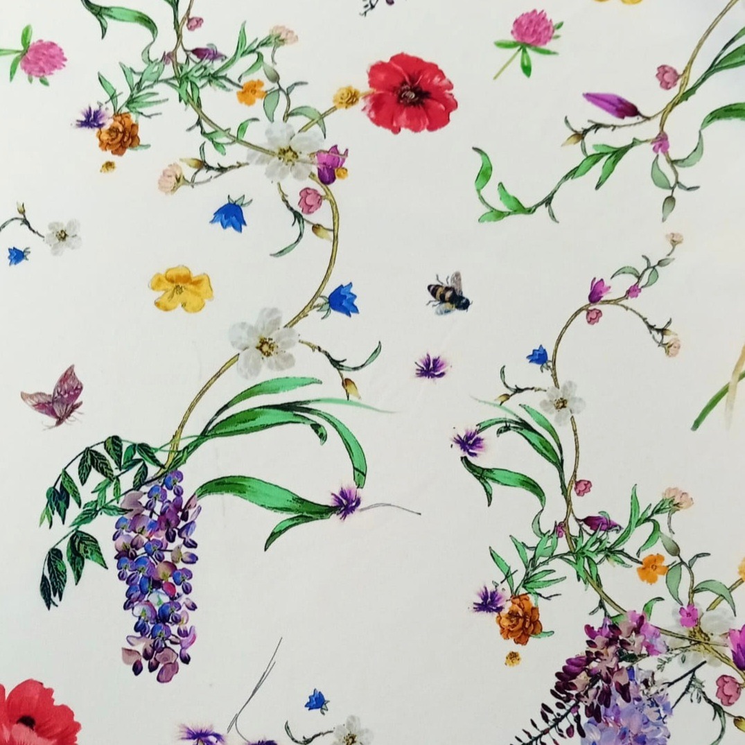 Siid naturaalne, helebeežil erinevad väikesed lilled ja putukad, laius 135cm.