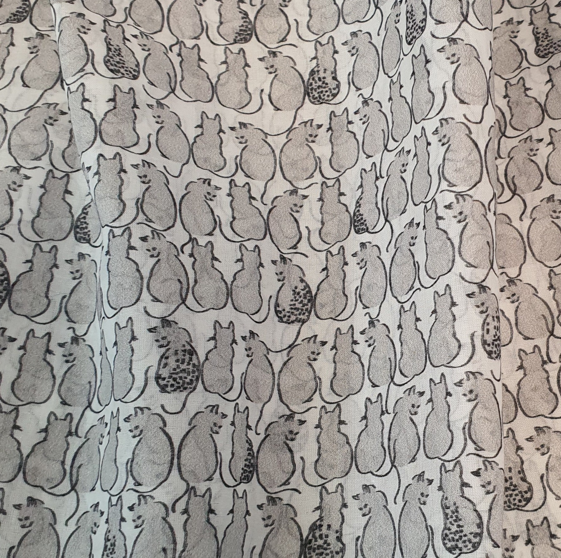 Puuvillbatist, väikesed hallid kassikesed valgelel taustal