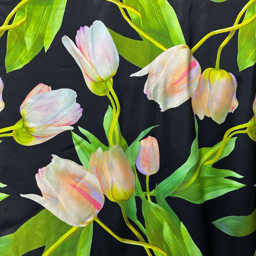 Siidsatiin kleidiriie, stretch, mustal tulbimuster, laius 135cm