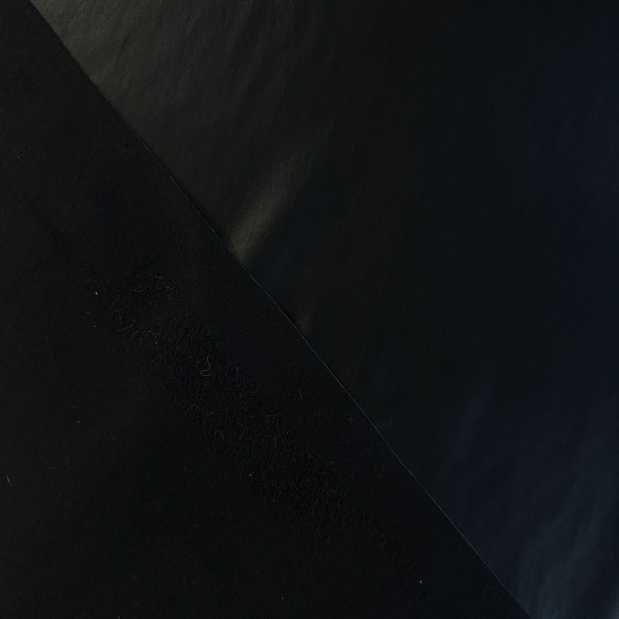 Kunstnahk must, kerge venivusega, trikotaažpõhjal, laius 150cm