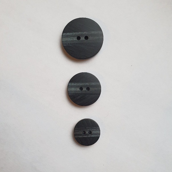 Nööp triipudega, tumehall,  3-s suuruses/ 