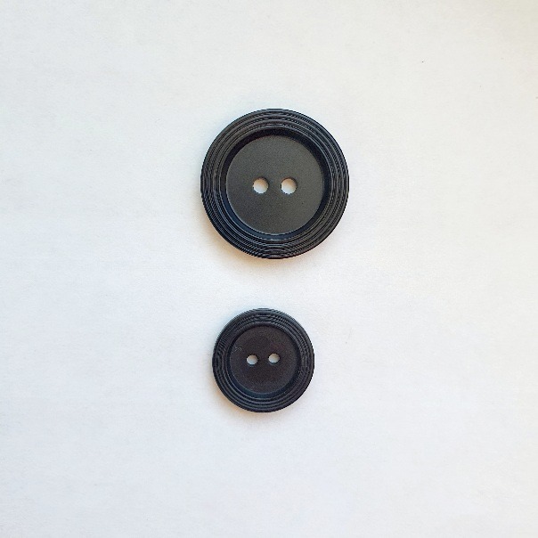 Nööp must, soonelise äärega / 2 suurust/