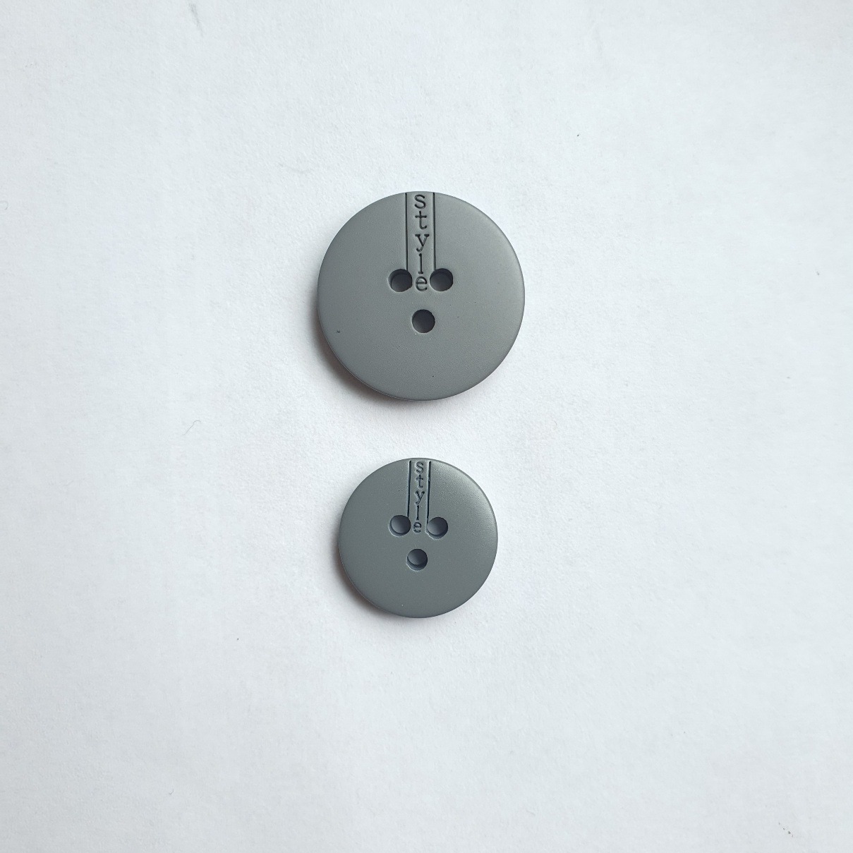 Nööp 3 auguga, hall /2-s suuruses/