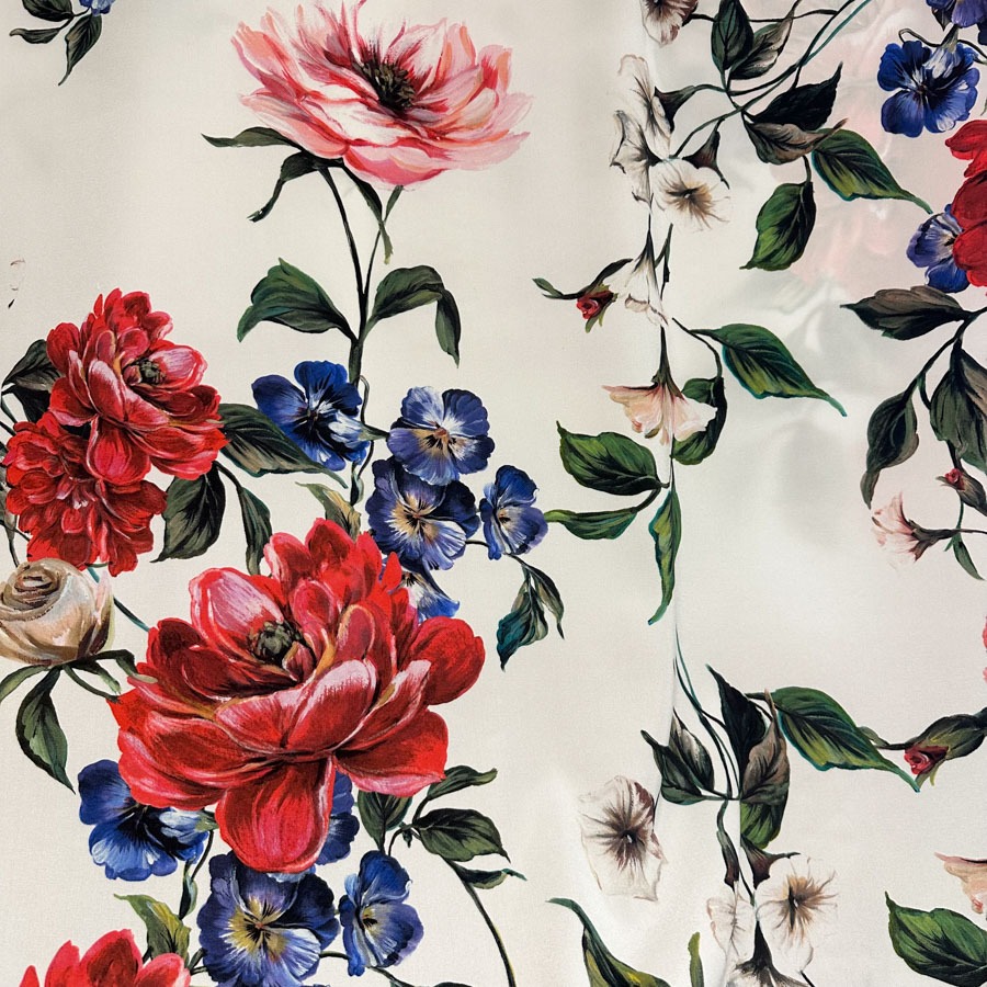 Siid stretch, valgel suured punased ja roosad lilled, laius 137 cm