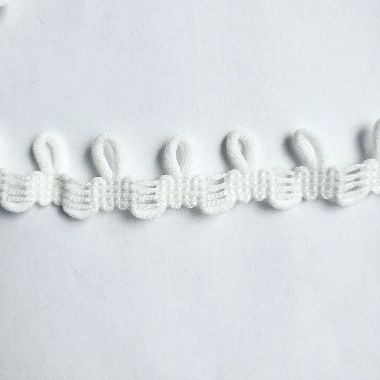 Pael valge, elastsete aasadega, kogulaius 16mm, aasa suurus 6-15mm;