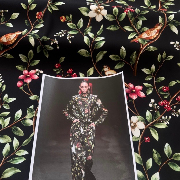 Siidkrepp, mustal linnukese-ja oksamuster. Laius 135cm