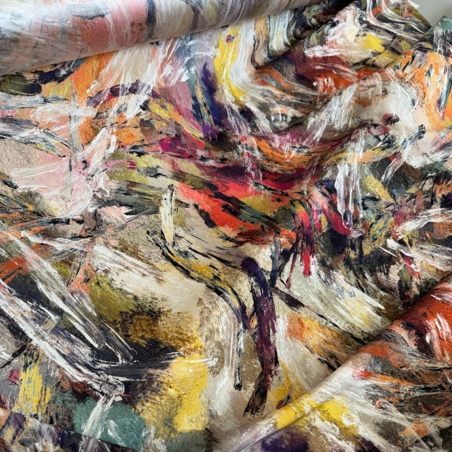 Siidkrepp kirju mustriga. Laius 135cm