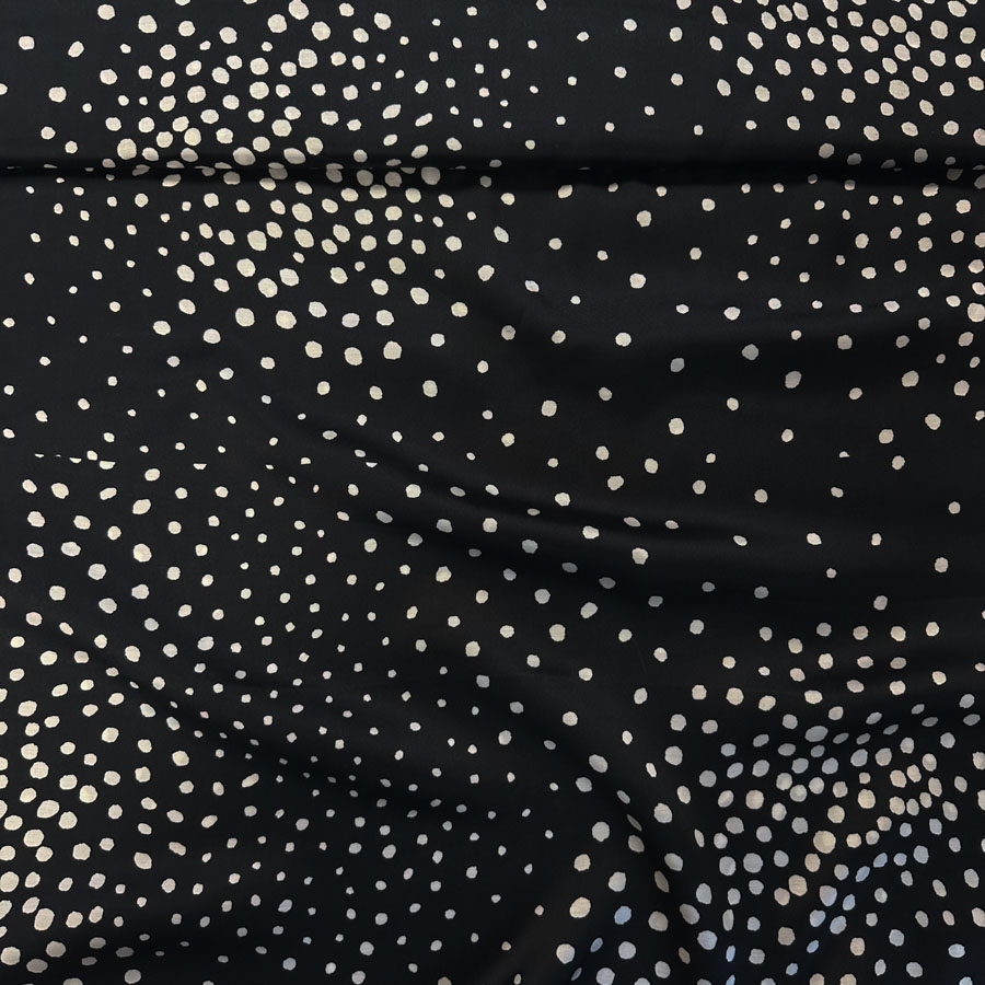 Viskooskangas, mustal erineva suurusega täpid, laius 146 cm