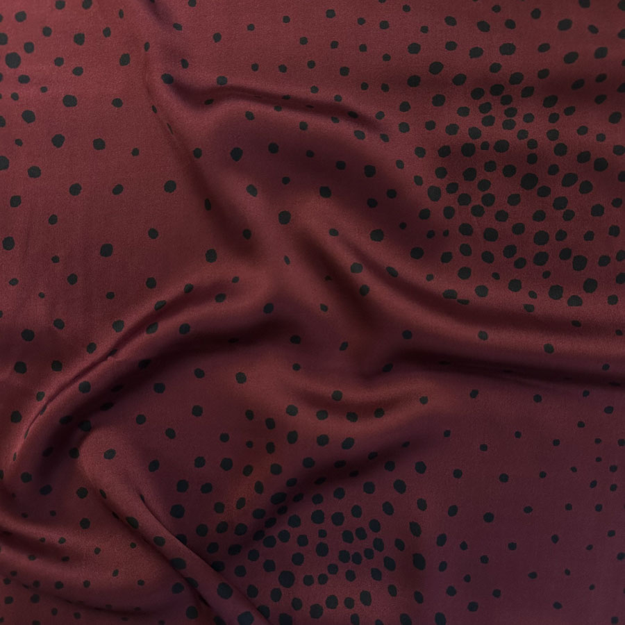 Viskooskangas, tumepunasel erineva suurusega täpid, laius 146 cm