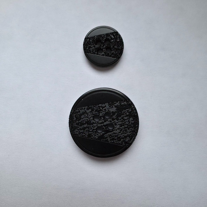 Nööp mustriga, must,  2-s suuruses/ 