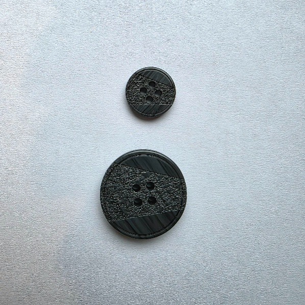 Nööp mustriga, hall,  2-s suuruses/ 