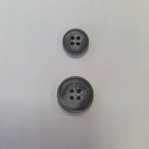 Nööp 4 auguga, keskmine hall /2-s suuruses