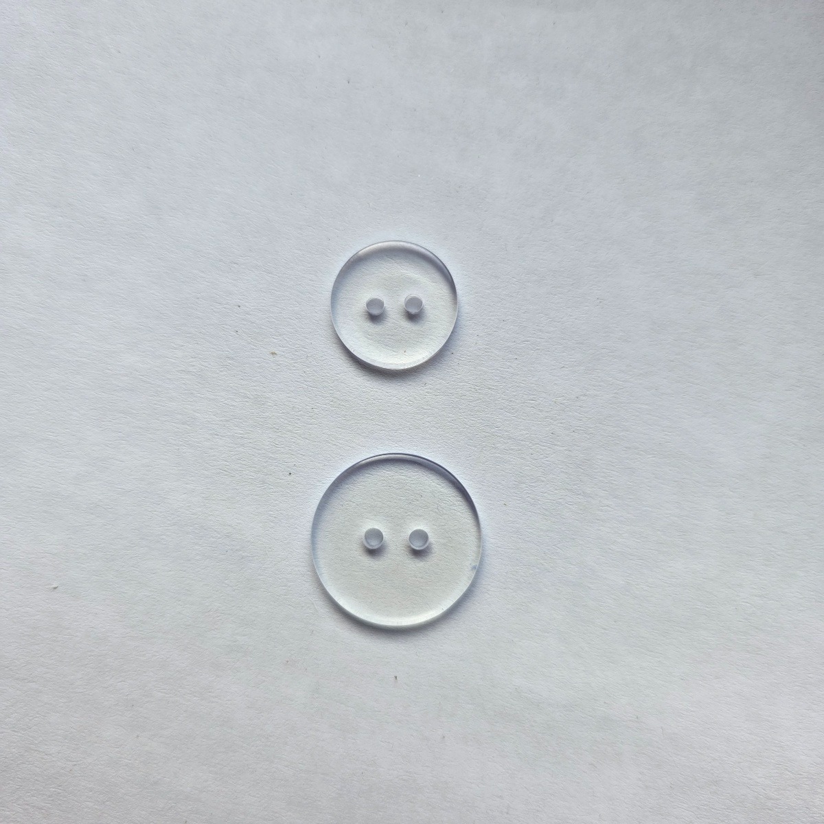 Nööp läbipaistev, 2-auguga,2-s suuruses/