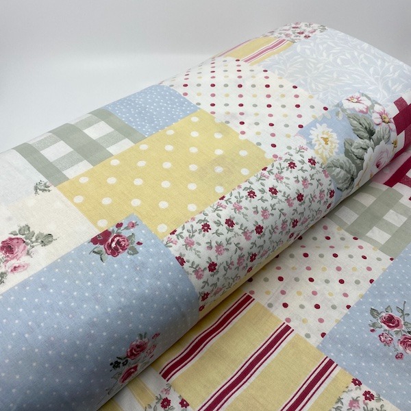 Voodipesukangas lapiteki mustriga, vaarikaroosad/helesinised toonid