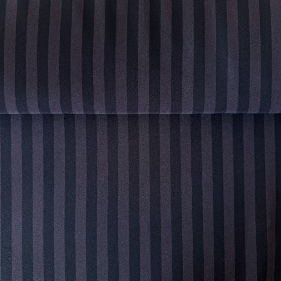 Viskoos tumelilla-hallitriibuline, laius 135 cm