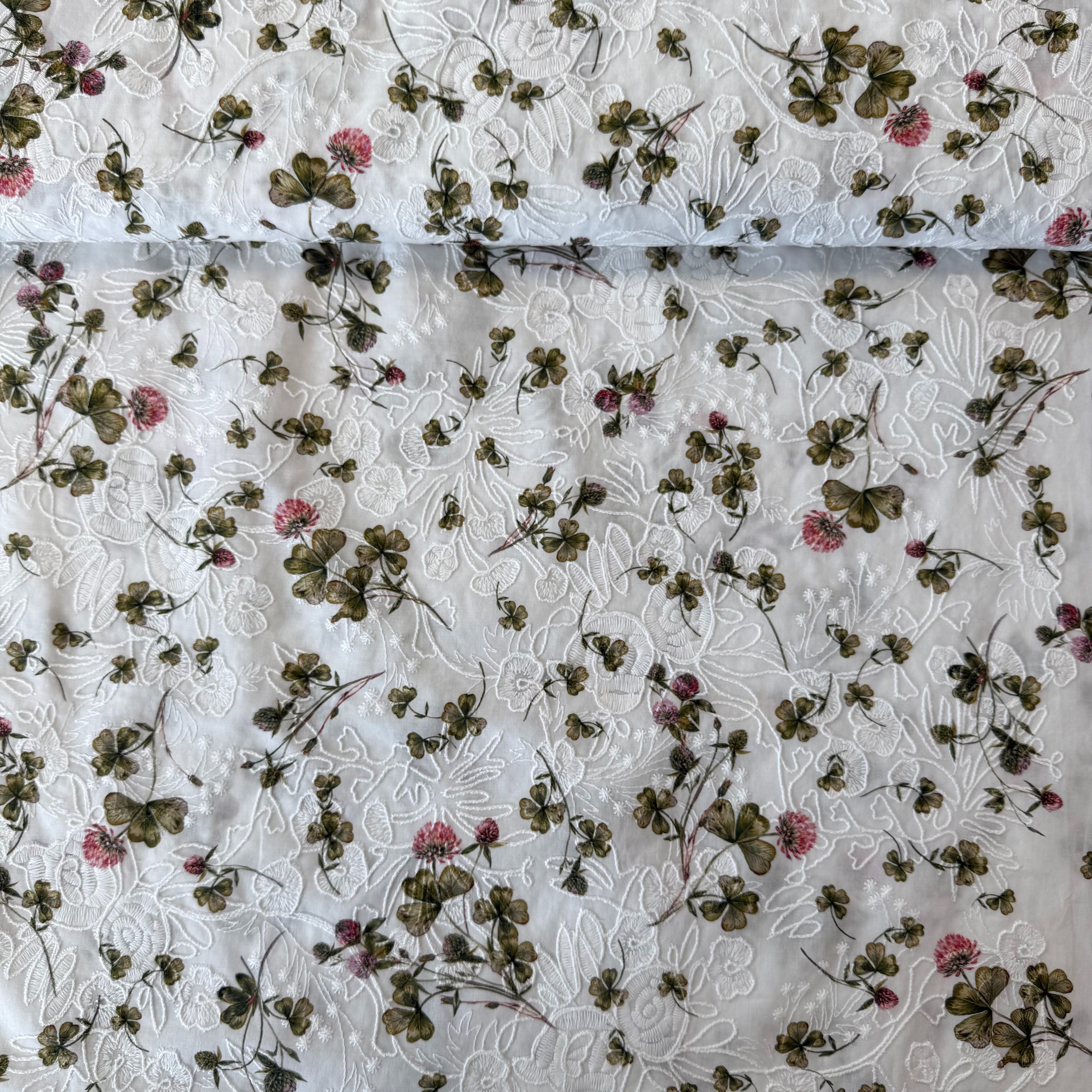 Puuvillane kangas, valgel tikandiga põhjal ristikhein, laius 132cm