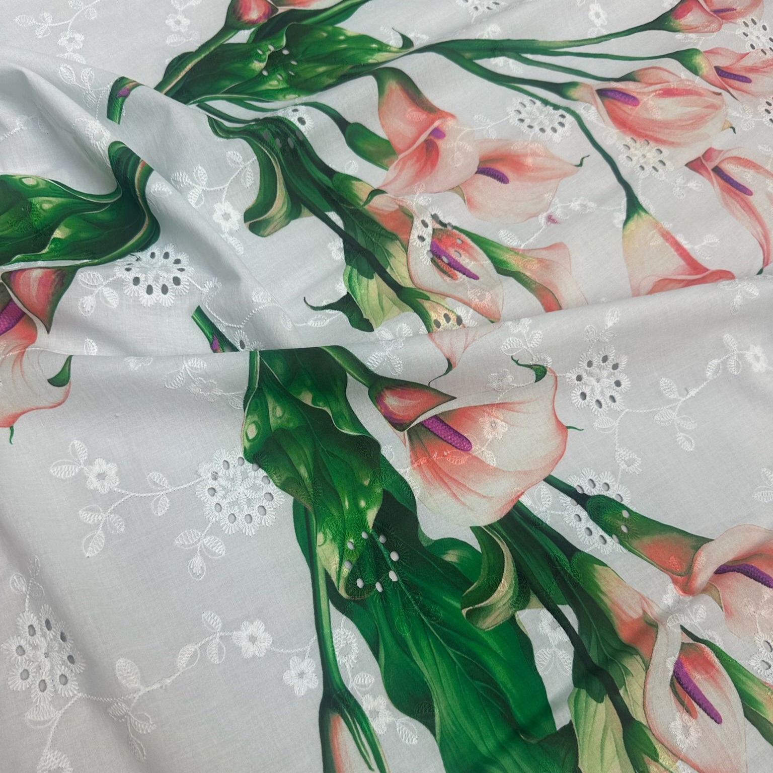 Broderii, valgel kallakimbud, laius