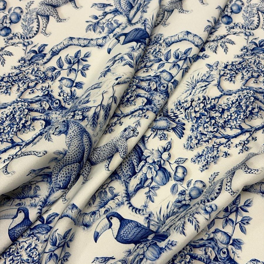 Broderii, valgel sinisega pantrid, papagoid ja puud, laius 140cm