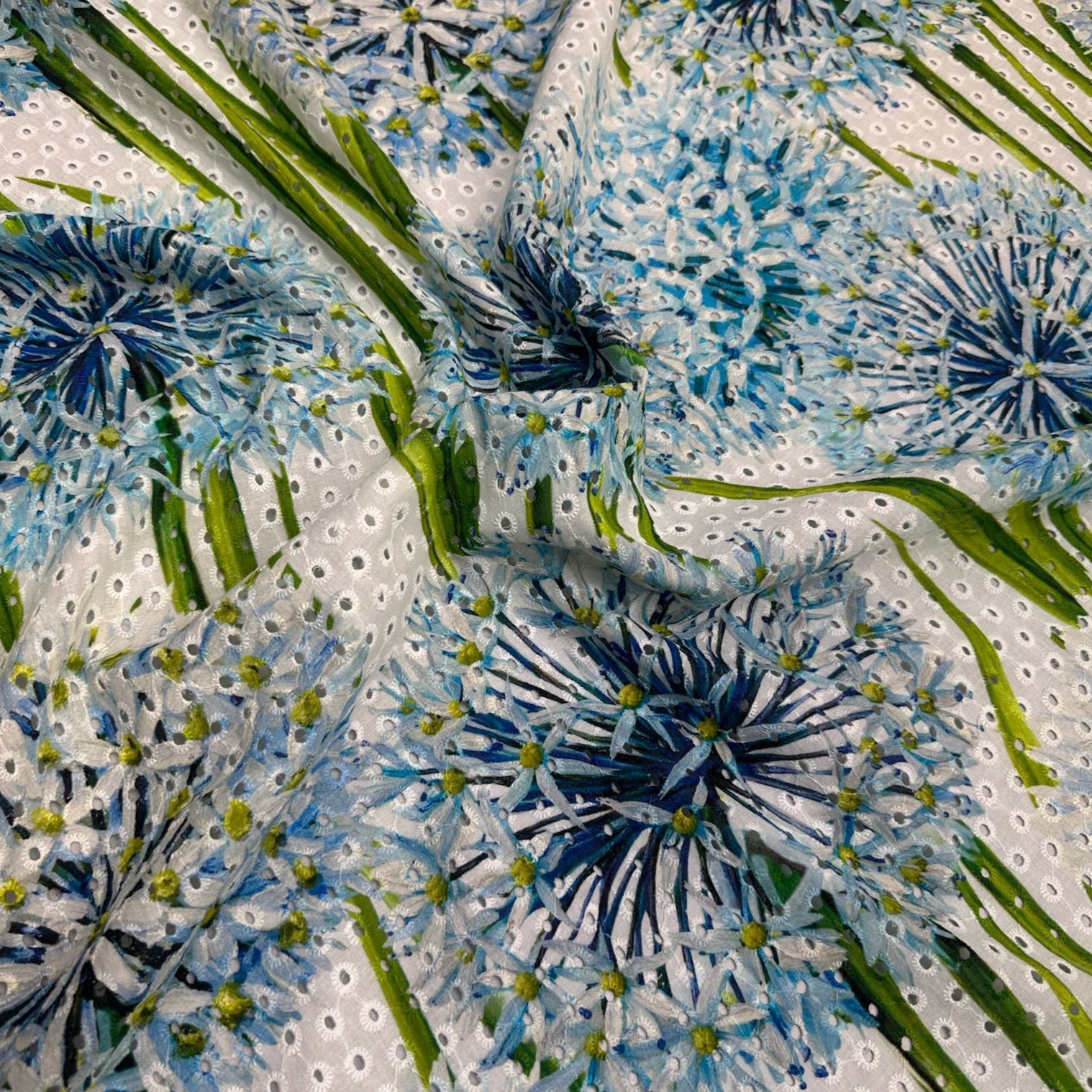 Broderii, valgel suur sinine lill, laius 136cm