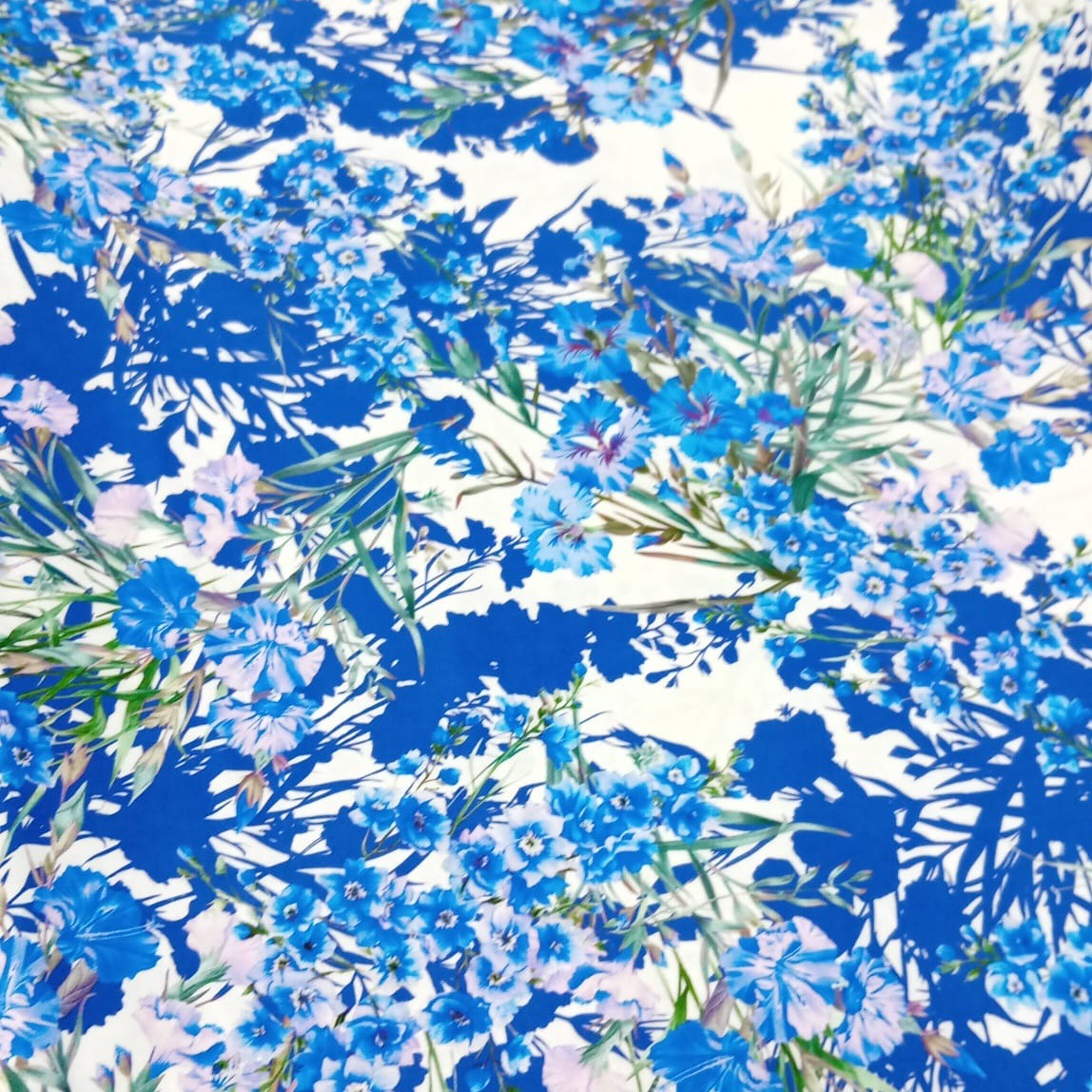 Puuvill stretch, valgel lillakas-sinised lilled, laius 142 cm