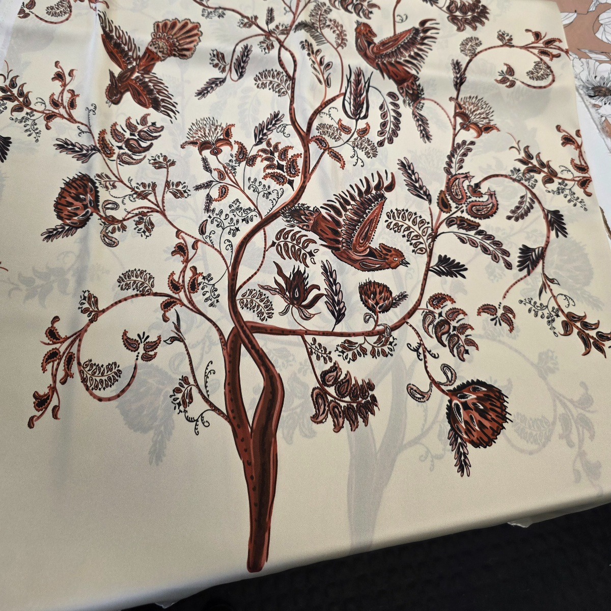 Siid stretch, kreemikal linnud ja puud, kupong 140cm x 158cm