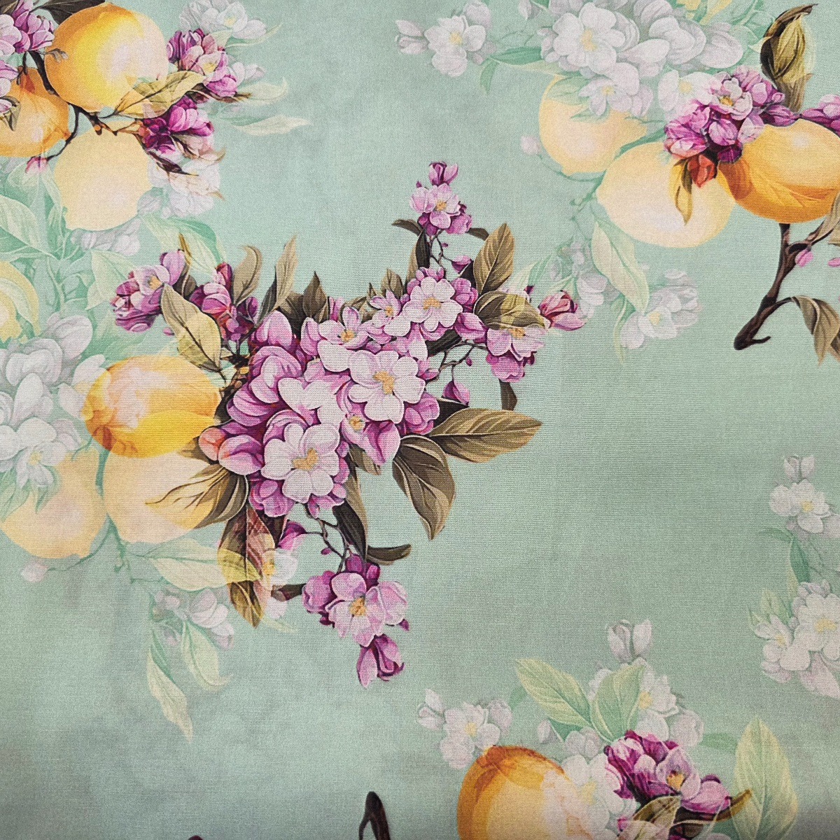 Puuvill stretch, mündirohelisel sidrunid ja roosad lilled, laius 142cm
