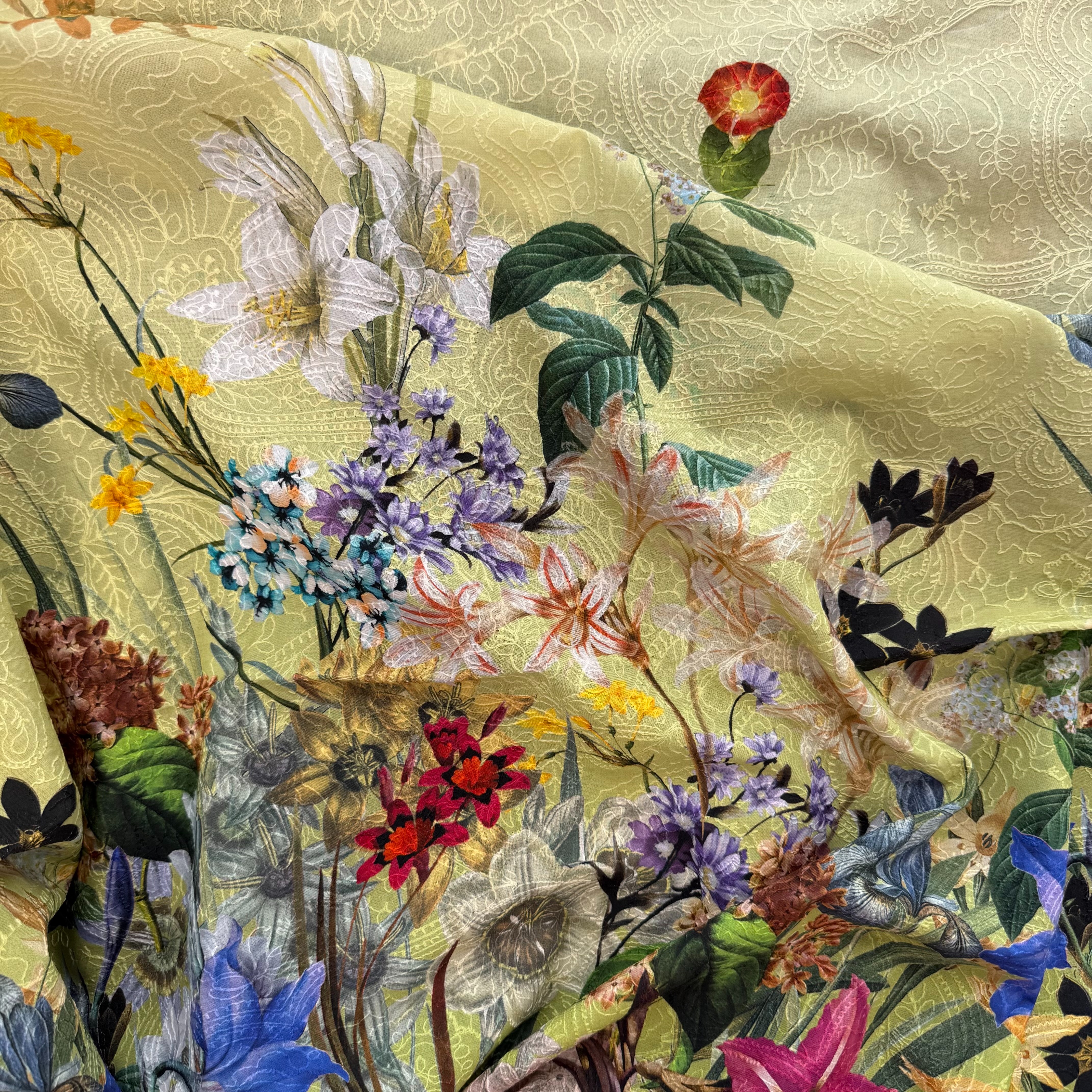 Puuvillane kangas, kollasel tikandiga põhjal kirju lilleporte, laius 135cm