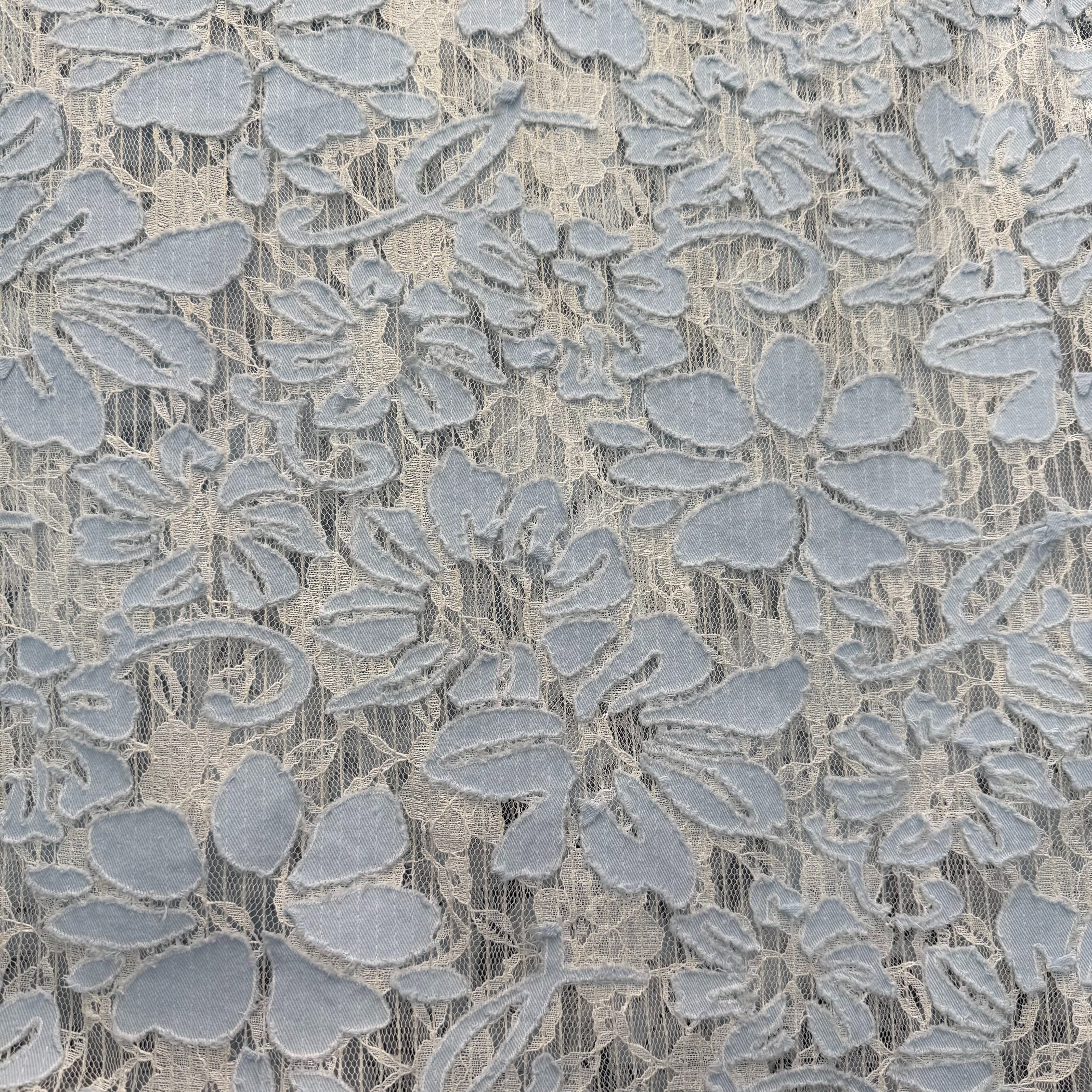 Valgel pitsil helesinine aplikatsioontikand, laius 156 cm