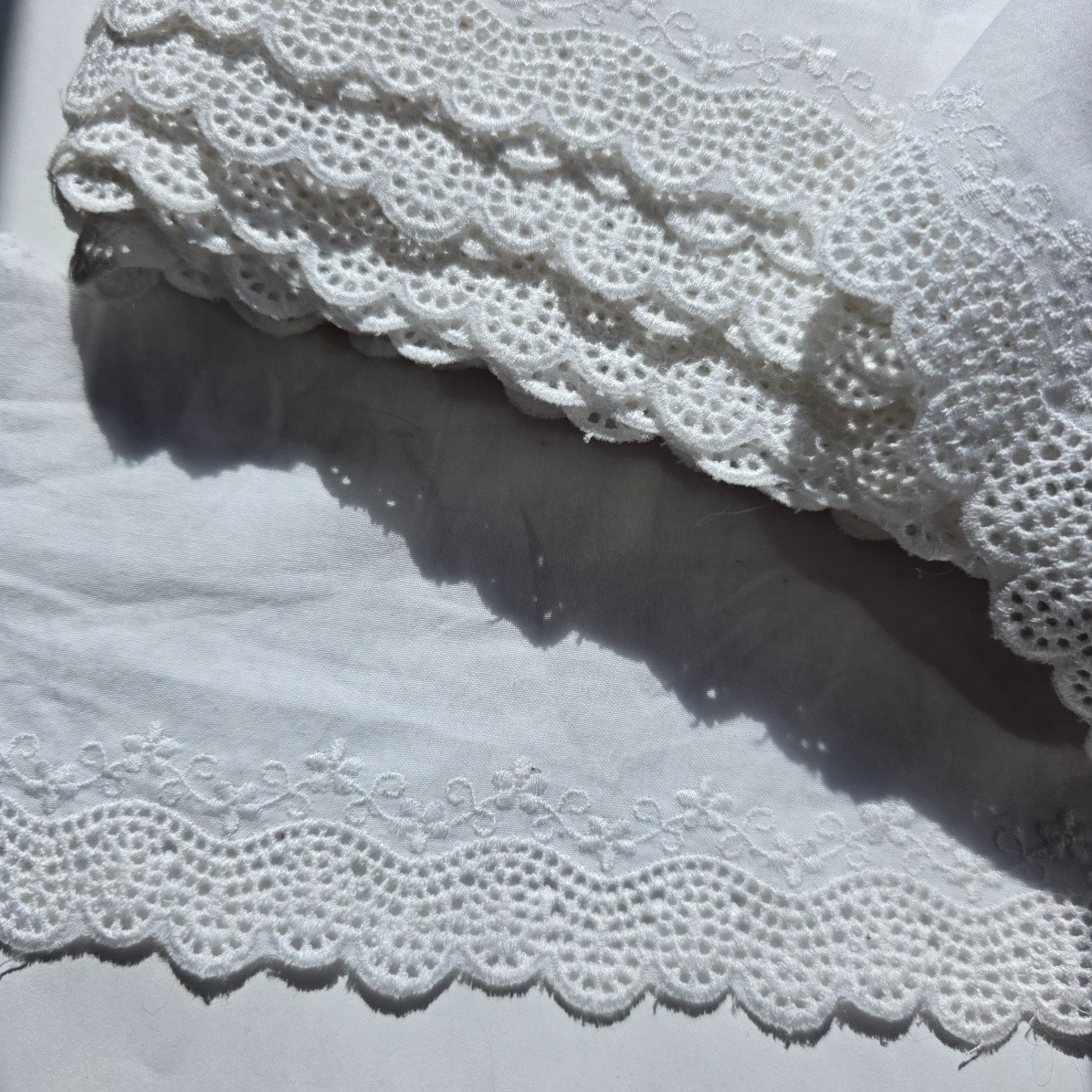 Broderiipitspael (LUX) valge, laius 90mm