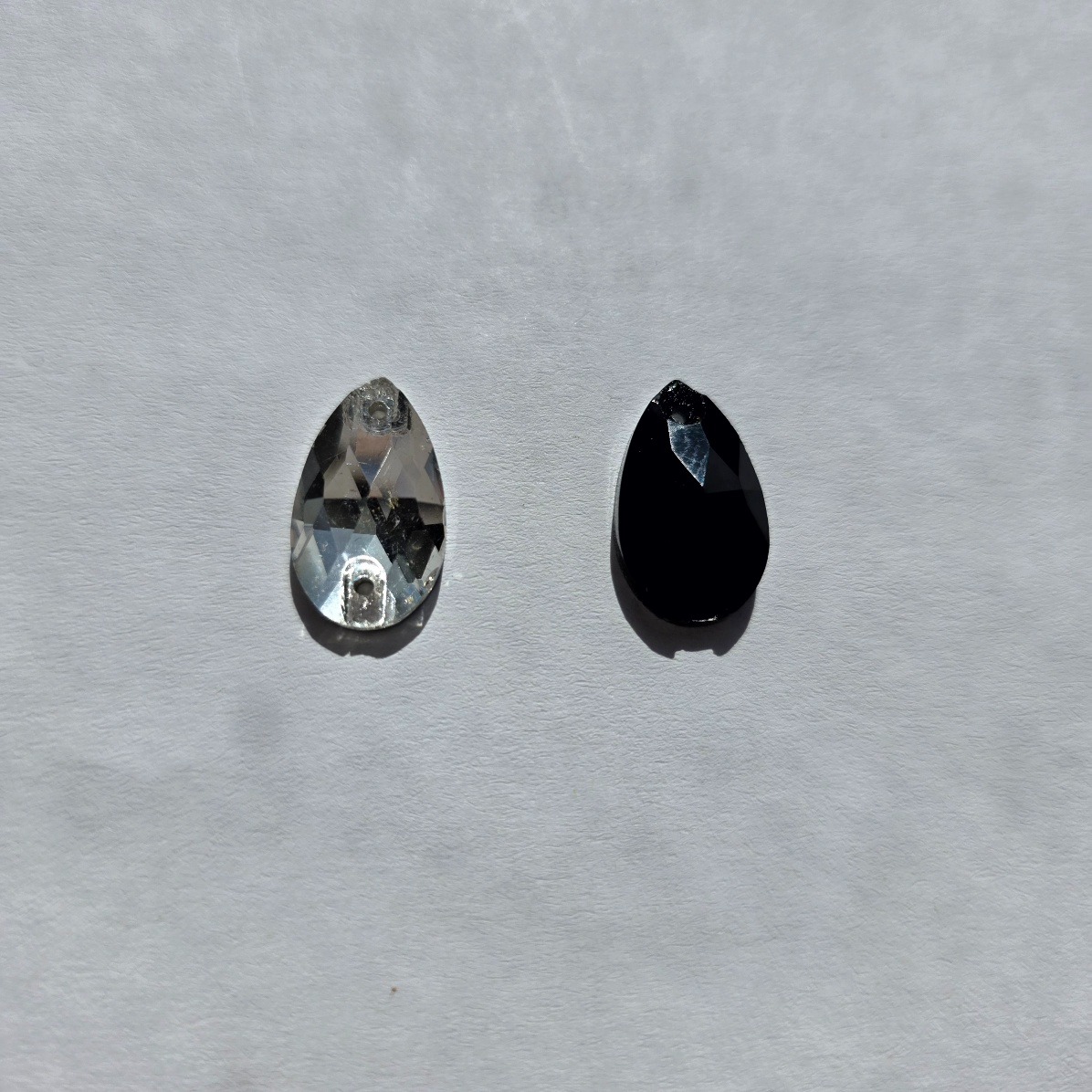 Klaaskristall tahuline, õmmeldav, tilga kujuline, 10,5 x 18mm/ 2 värvust/