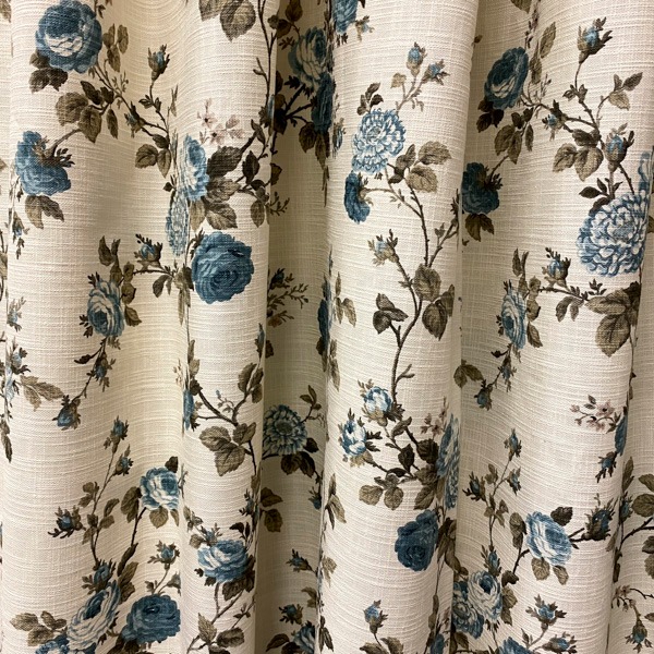 Külgkardinakangas puuvillane, kreemil põhjal trükitud sinine lillemuster, kõrgus 280cm