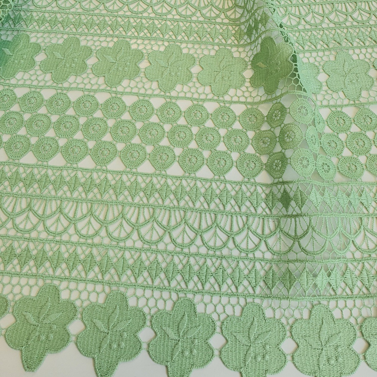 Pits paksem mindiroheline, muster erinev, triipudena, ääred sakilise mustriga