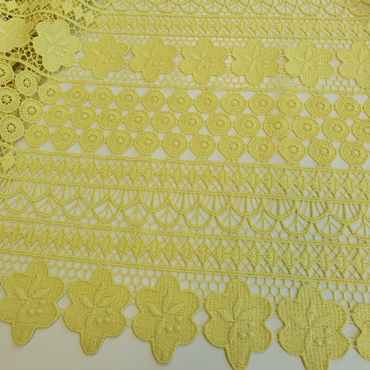 Pits paksem, kollane, muster  triipudena, ääred sakilise mustriga