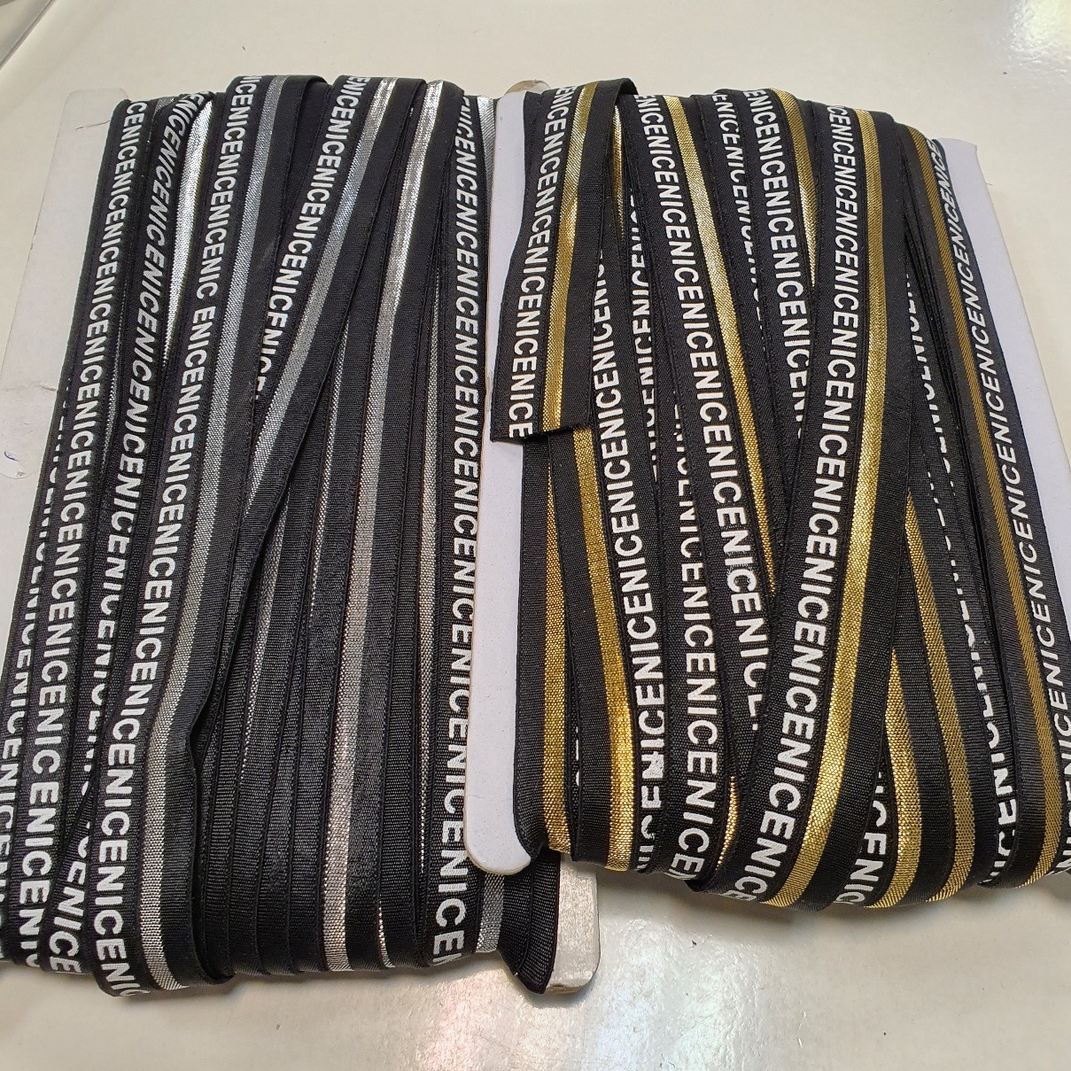 Veniv kandipael lürekstriibu ja kirjaga, laius 20mm,