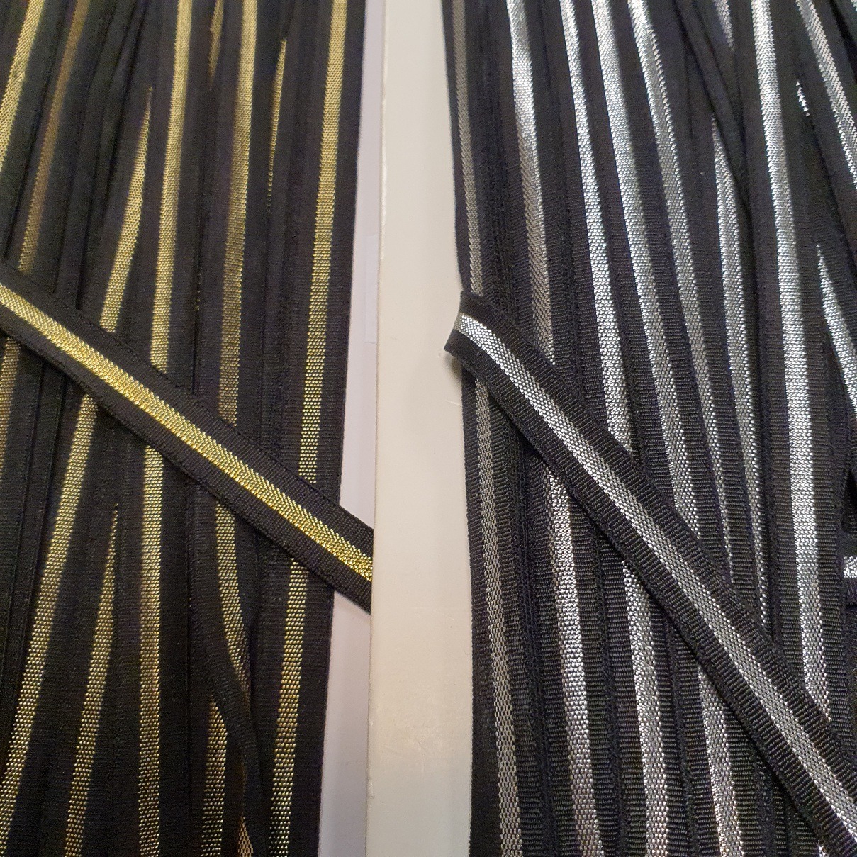 Õhuke ja pehme lürekstriibuga  must kummipael, laius 10mm,