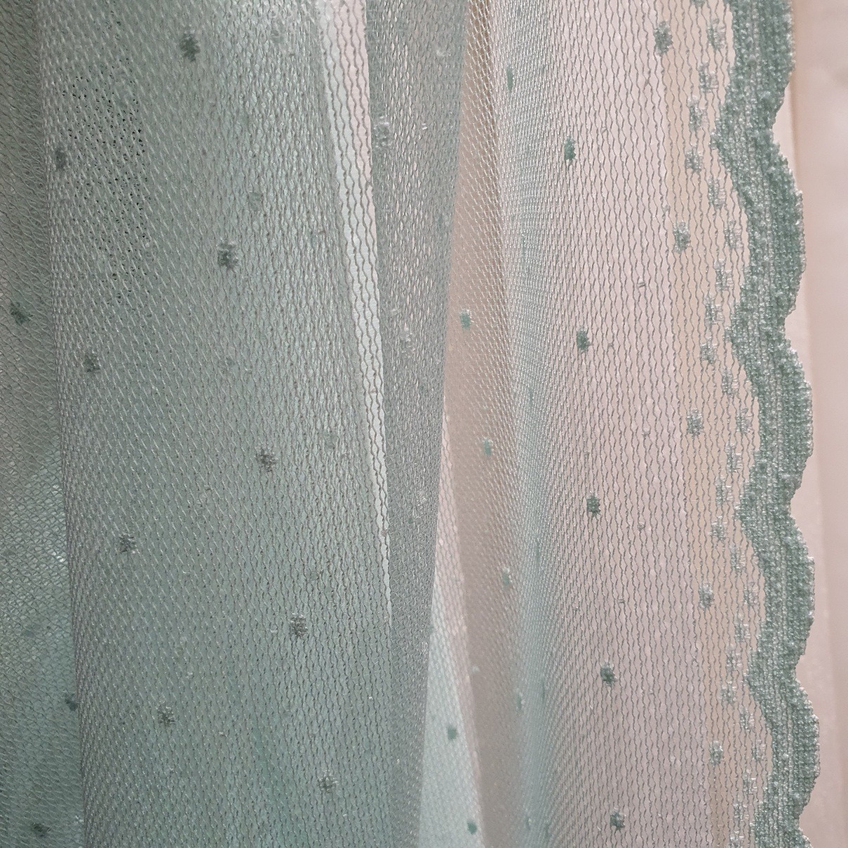 Päevakardinakangas, kudumkoega, tüll väikese täpiga, FO4208-17 v.009, hele mündiroheline, kõrgus 270cm.