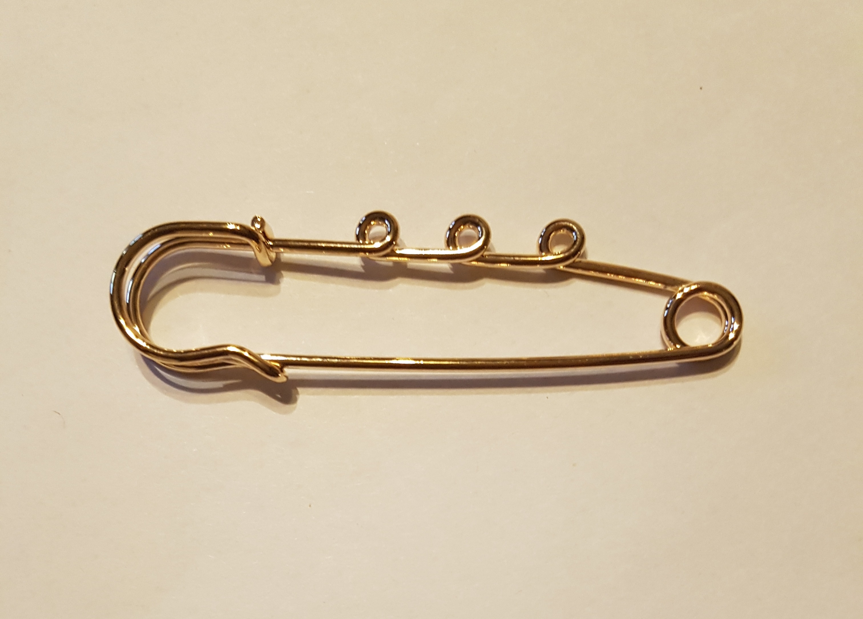 Haaknõel-kinnis keerdudega, 5,5cm,(kuldne ja hõbedane), -