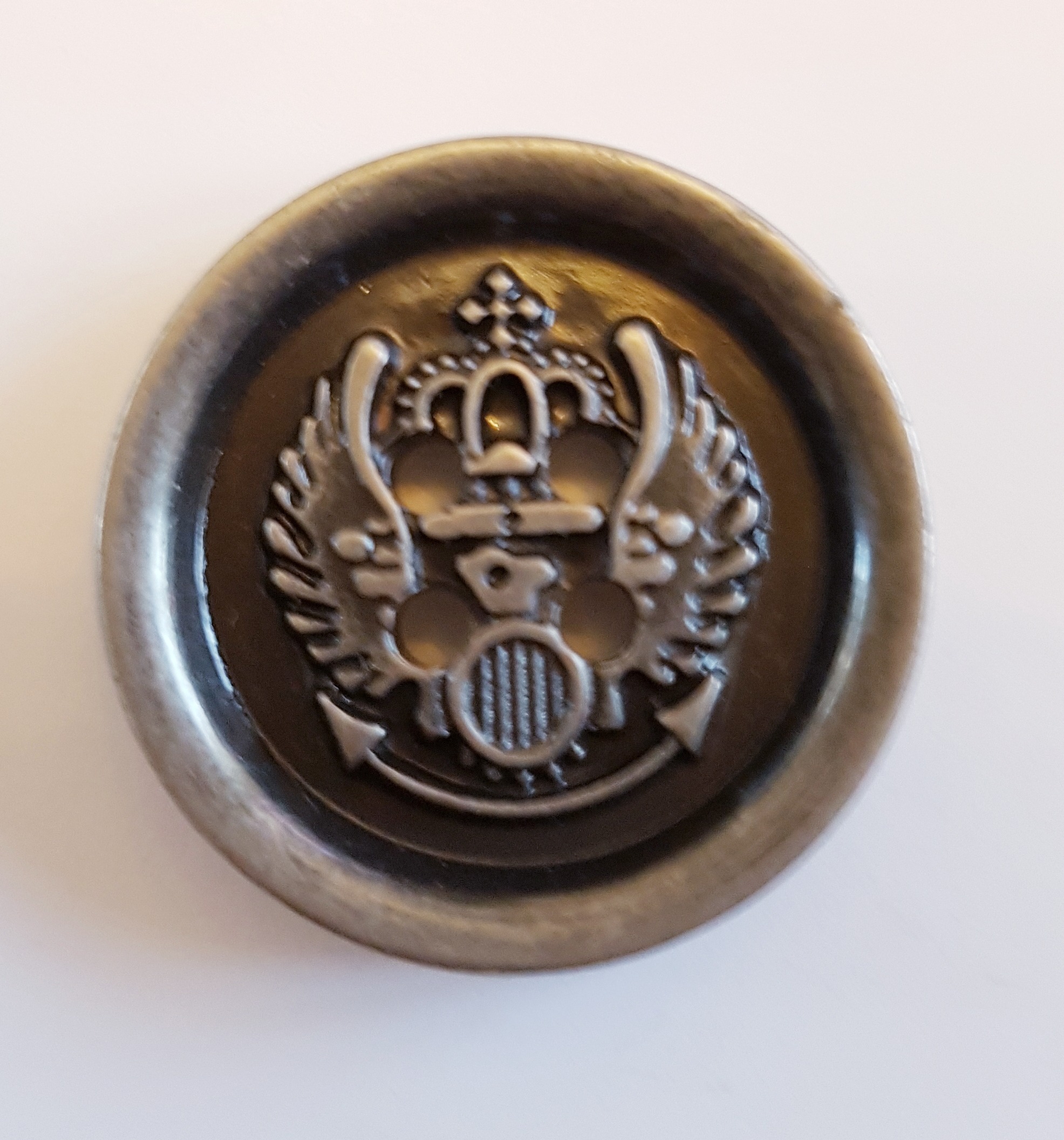 Nööp 15mm,  vapiga, 4 auku tumehall metall