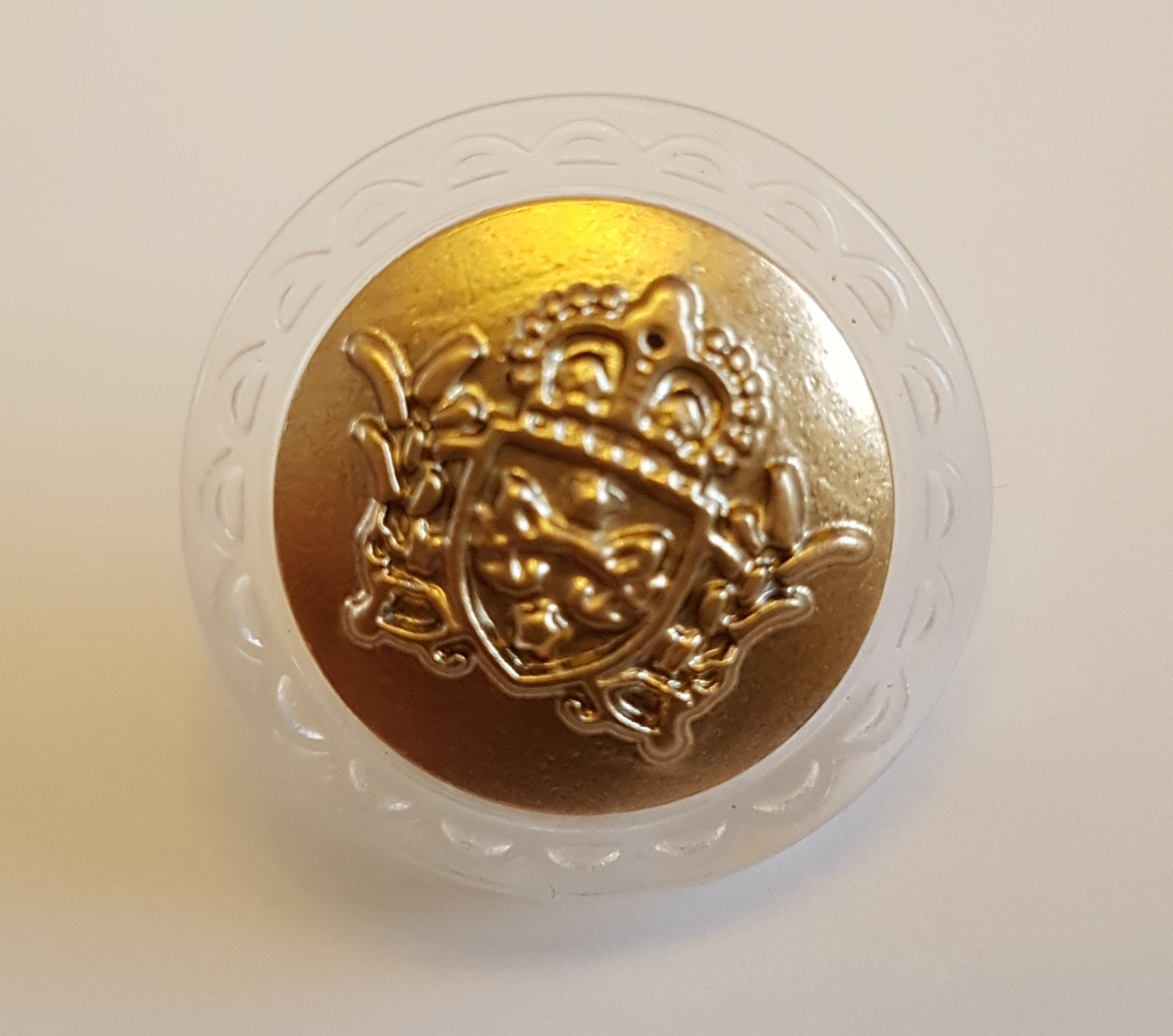 Nööp  vapiga ja läbipaistva äärega