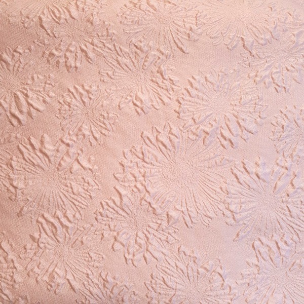 Žakaarkoeline, siidisegu pidulik kangas, valkjasroosa lillemuster, laius 136cm.